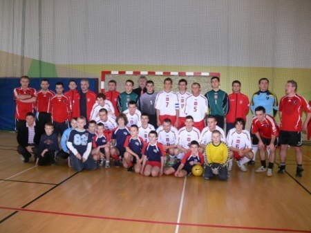 W trakcie turnieju rozegrano spotkanie z pełnymi zasadami futsalu, w którym zmierzyła się reprezentacja Polski U 21 (w czerwono-białych strojach) i drużyna Champions Legii Warszawa, w składzie której zagrał między innymi Jarosław Gryckiewicz (pierwszy z prawej), organizator turnieju. Fot. Marcin Pacyno