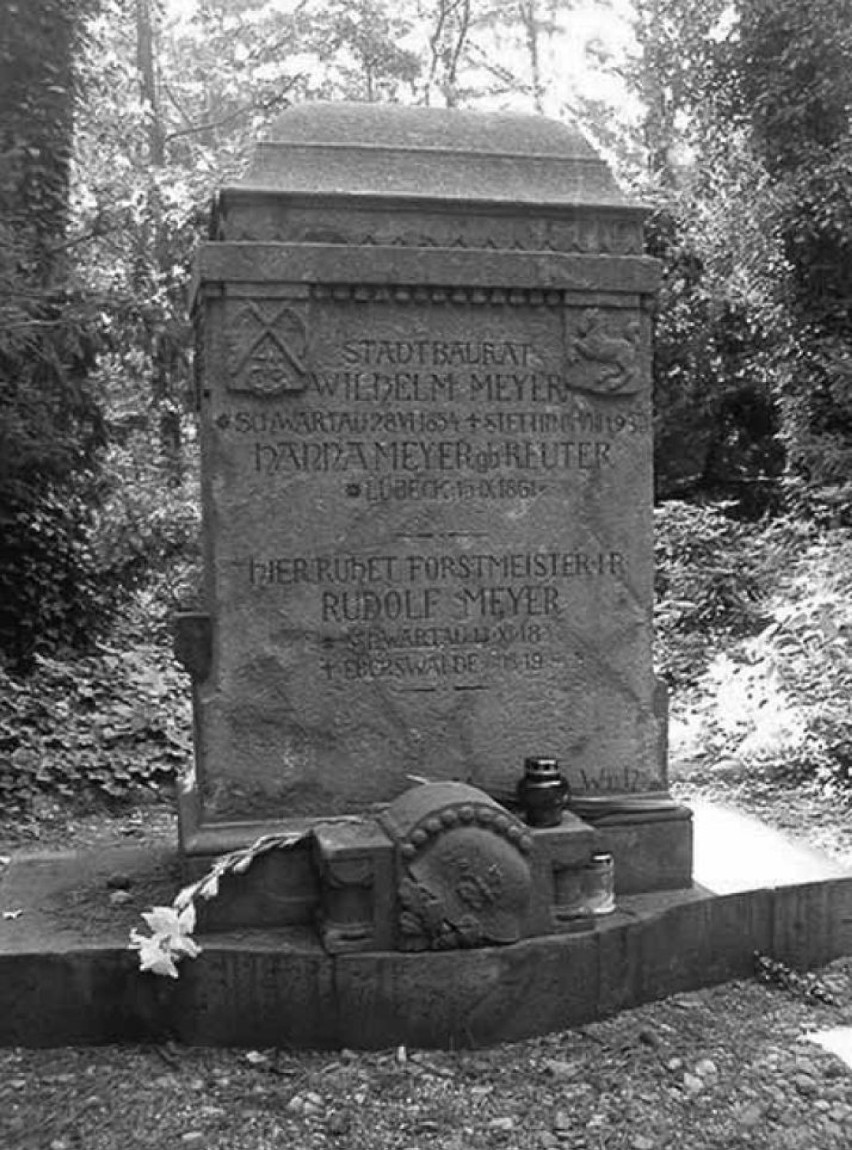 Wilhelm Meyer-Schwartau pochowany jest na Cmentarzu...