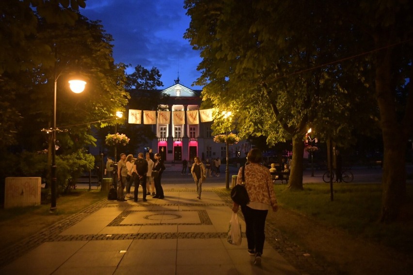 Free(RA)dom Festiwal. Niezwykłe iluminacje na radomskich budynkach i w parku Kościuszki. Było magicznie! Zobacz nocny pokaz 
