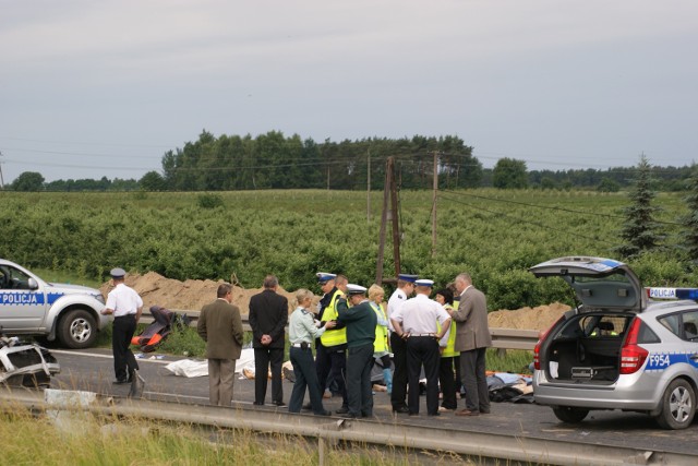 8 osób zginęło, 9 jest rannych w wyniku zderzenia busa przewożącego ludzi z ciężarówką.