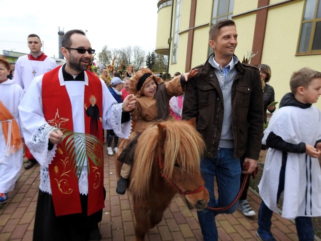 W procesji uczestniczyło kilkaset osób.