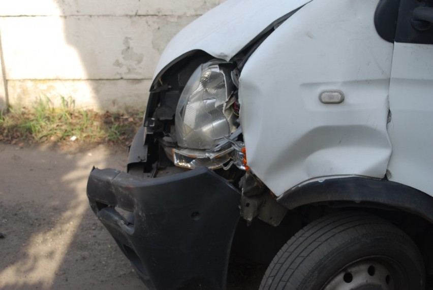 Myszków: pijany kierowca uderzył w bramę garażową. Gdy uciekał uderzył w... ogrodzenie posesji