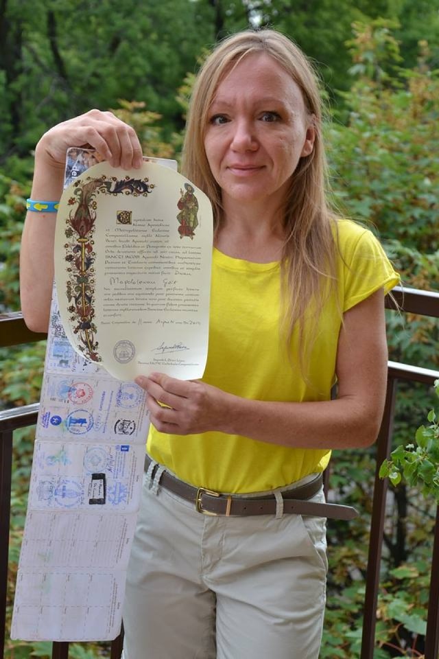 Magdalena Goik z certyfikatem - dowodem przejścia drogą św. Jakuba