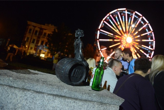 Na zielonogórskim deptaku jest dużo miejsc wyznaczonych, gdzie alkohol może być spożywany legalnie. - We wszystkich innych miejscach publicznych patrole policji, które ujawnią osoby, które popełniają to wykroczenie, będą interweniować