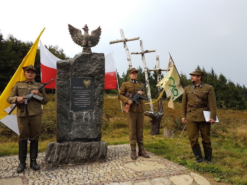 Nowy orzeł na obelisku na 20. mszę ku czci ks. Gurgacza na Hali Łabowskiej