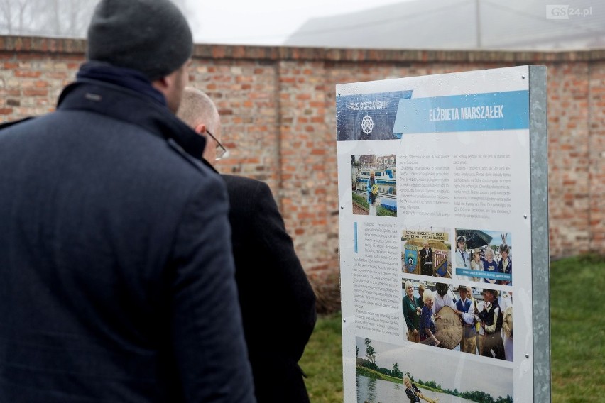 Nowy skwer na Łasztowni otwarty. Stanęły tam wyjątkowe tablice [ZDJĘCIA]