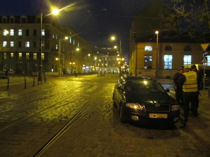 Wrocław: Niefrasobliwy parkujący zablokował torowisko na Teatralnej (ZDJĘCIA)