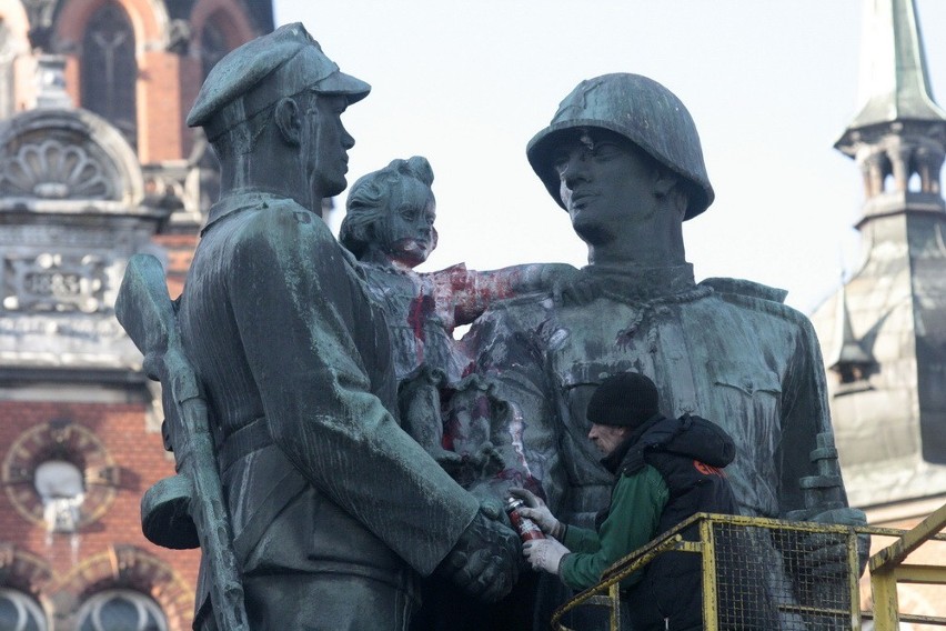 Legnica: Pomnik w czerwonej farbie (FOTO)