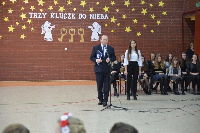 Szkoła Podstawowa nr 1 w Witkowie zaprezentowała przedstawienie bożonarodzeniowe i podsumowała półrocze [FOTO, VIDEO]