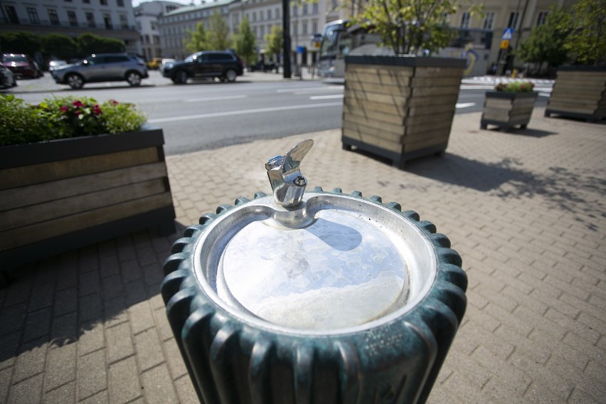 Miejskie źródełka z wodą pitną stanęły w Warszawie. Kraniki ugaszą pragnienie zarówno ludzi, jak i zwierząt [LOKALIZACJE]