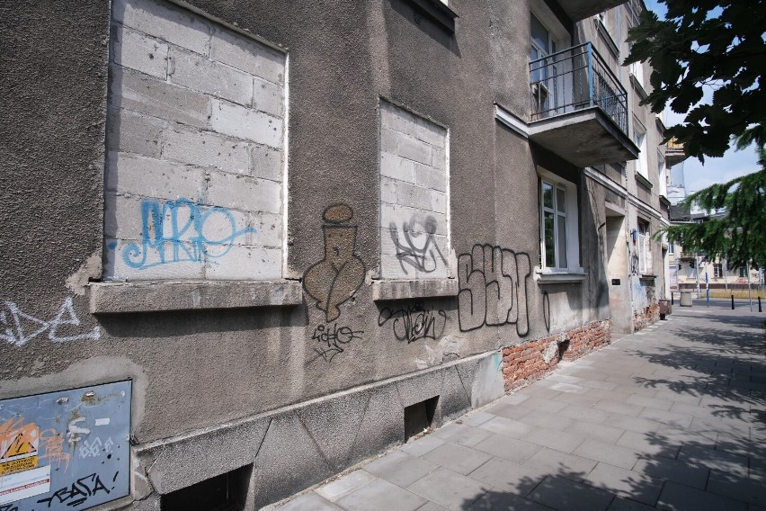 Grochów. Wyjątkowa kamienica przy ul. Modrzewiowej doczeka się remontu. Działa w niej najstarszy sklep kolonialny w Warszawie