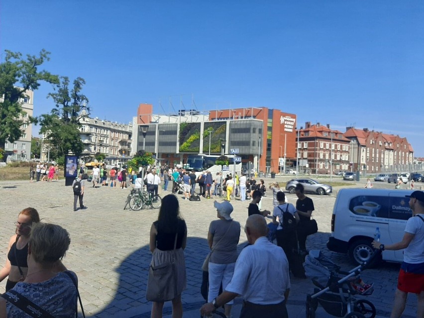 "To jest horror". Tłumy podróżnych na dworcu Opole Główne próbują wydostać się z miasta