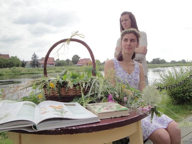 Lato w mieście - wakacje 2013 - plenerowe spotkanie pt. &#8222;Obrazy lata&#8221; zorganizowane przez Bibliotekę Publiczna w Śremie na Promenadzie nad Wartą w Śremie 1 lipca 2013