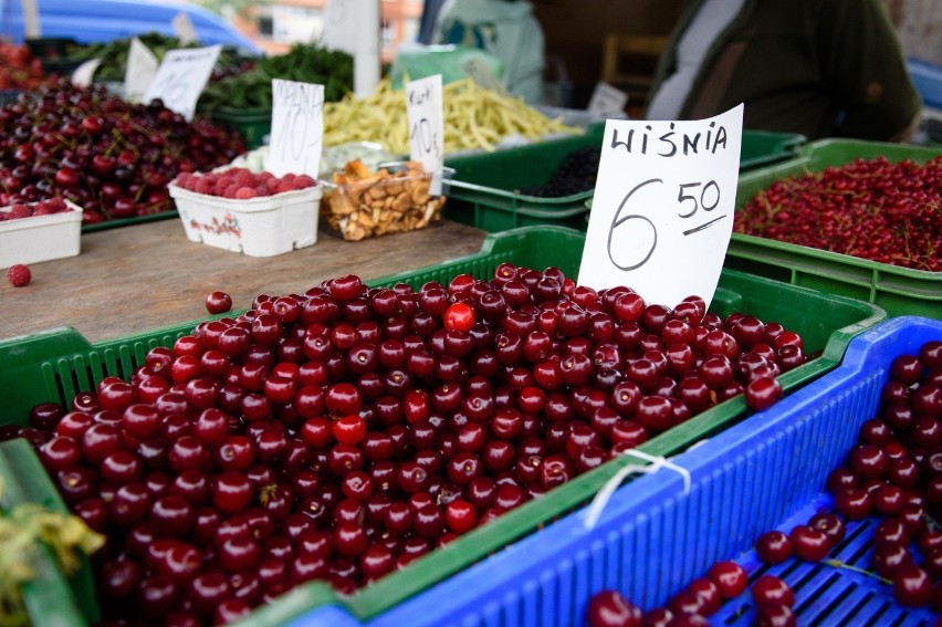 Ile kosztują warzywa i owoce  w Toruniu? Mamy ceny z trzech różnych targowisk