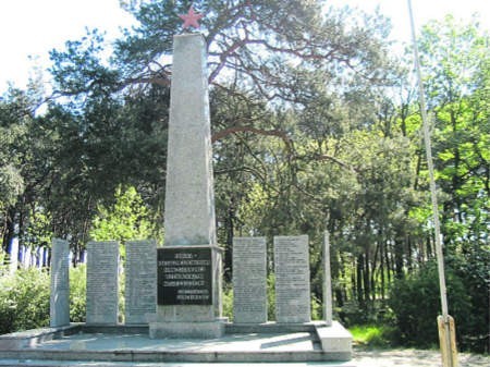 Forum Prawicy Rawickiej żąda usunięcia gwiazdy i tablicy z cmentarza żołnierzy radzieckich - FOT. STANISŁAW KOŚMIDER