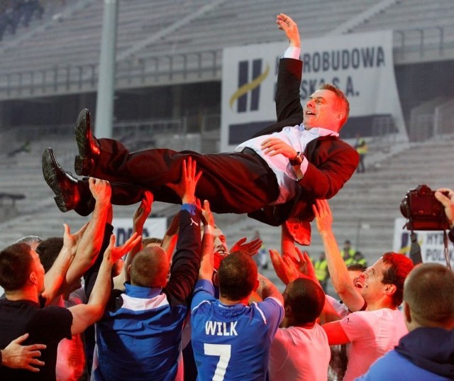 Jacek Zieliński
2 sierpnia 2009 roku
Piast Gliwice - Lech Poznań 1:3
Bramki: Roman Maciejak (69) - Sławomir Peszko (51), Hernán Rengifo (59), Jakub Wilk (66).

Franciszek Smuda przez trzy lata pracy w Lechu nie zdołał zdobyć mistrzostwa Polski. Jackowi Zielińskiemu udało się to już w pierwszym sezonie. W swoim ligowym debiucie następca "Franza" bez problemu zgarnął komplet punktów w Gliwicach.