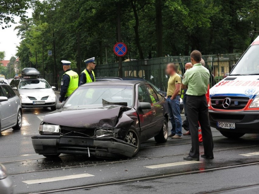 Około godziny 15 doszło do kolizji dwóch aut na skrzyżowaniu...