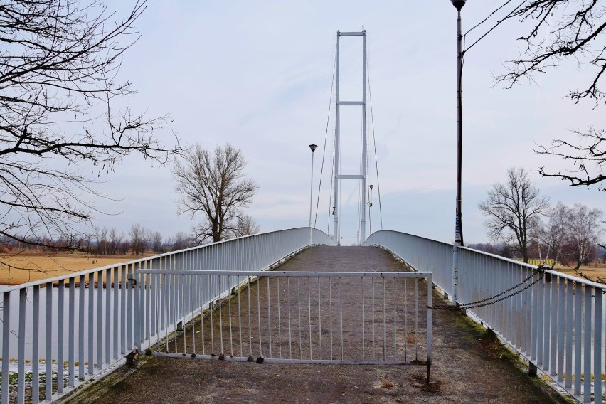 Most wiszący w Sieradzu... zamknięty na kłódkę. Czemu? (zdjęcia)