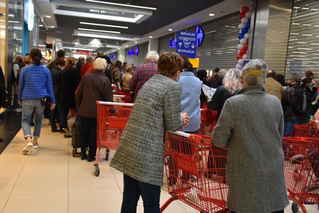 Sobota 23 grudnia to ostatni dzień an zrobienie przedświątecznych zakupów w Tarnowie. Do której otwarte są sklepy?
