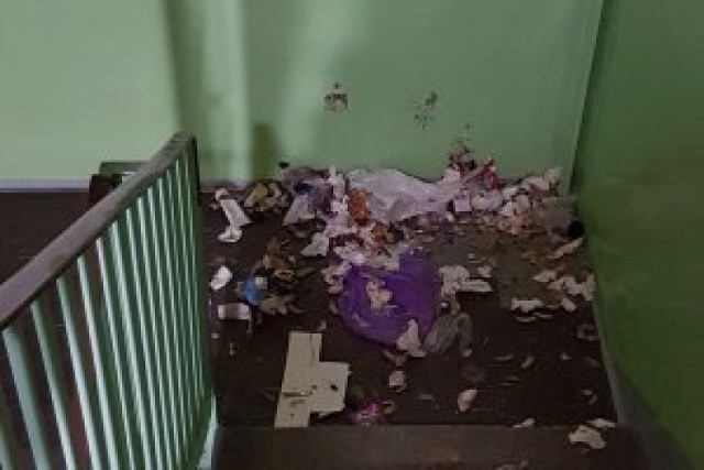 Śmieci na klatce schodowej w Wejherowie