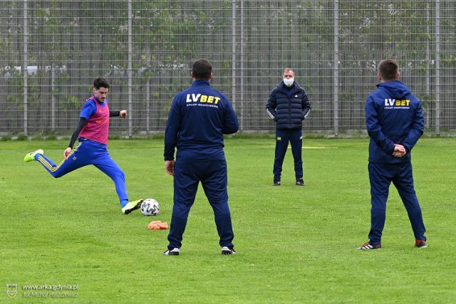 Trening piłkarzy Arki Gdynia pod okien nowego sztabu szkoleniowego na bocznym boisku Gdyńskiego Centrum Sportu