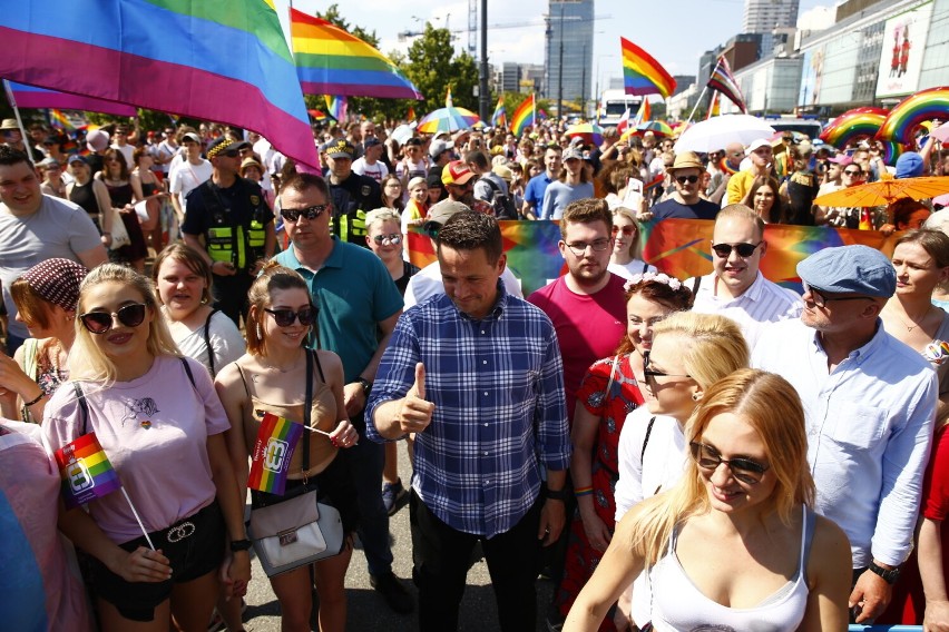 Parada Równości 2021 w Warszawie. Tęczowy marsz przeszedł ulicami miasta. "To święto wszystkich, którzy są tolerancyjni”