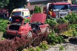 Wypadek w Żywcu. Potężne drzewo runęło na samochód. Dwie osoby ranne