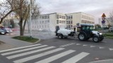 Dezynfekcja ulic i chodników Włocławka z udziałem policjantów [zdjęcia, wideo]