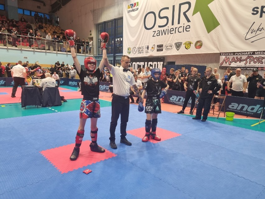Rebelia Kartuzy. 10 medali Mistrzostw Polski w Kickboxingu light-contact i kick-light w Zawierciu ZDJĘCIA