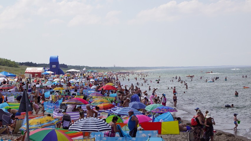 Plaże w Darłówku pełne turystów. Wakacje 2021 w pełni [zdjęcia]