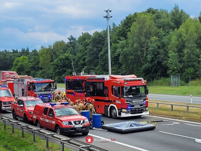 Zderzenie ciężarówek na autostradzie A4. Lądował helikopter LPR