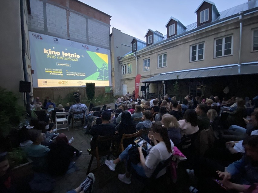 Chełmianie zdecydowanie czekali na Kino Letnie. Na pierwszy spektakl w tym sezonie przyszedł tłum ludzi! Zobacz zdjęcia