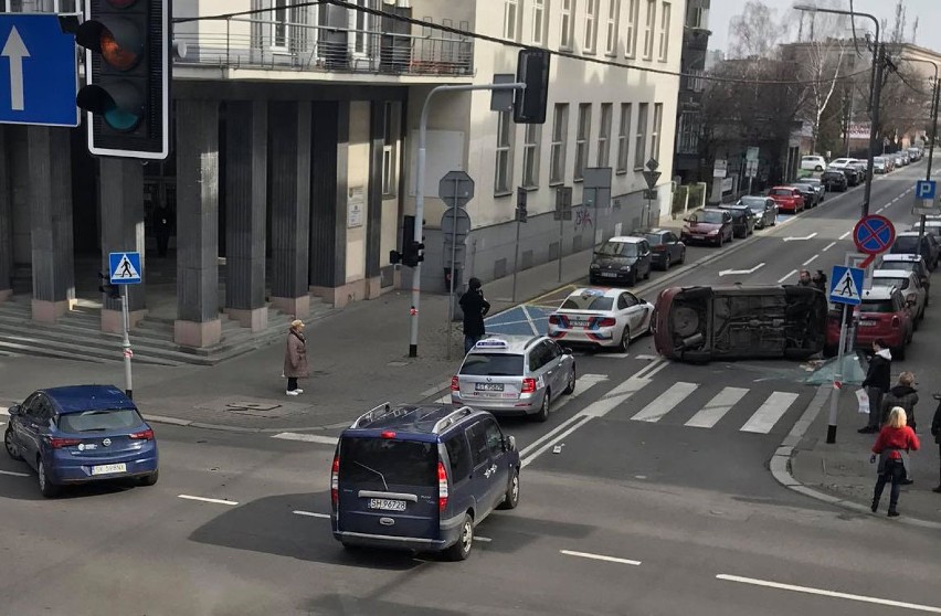 Samochód dachował w centrum Katowic. Nie zaczekał na czerwonym?