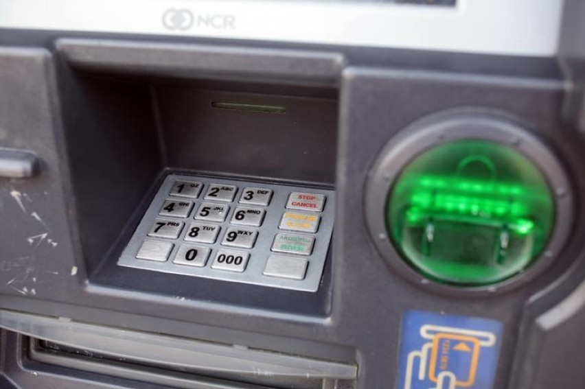 Klienci banku chcieli wypłacić pieniądze z bankomatu,...