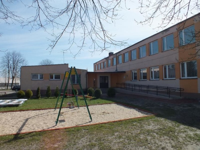 6-klasowa szkoła znów wróci do Dęby. Radni gminy Poświętne byli co do tego niemal jednomyślni