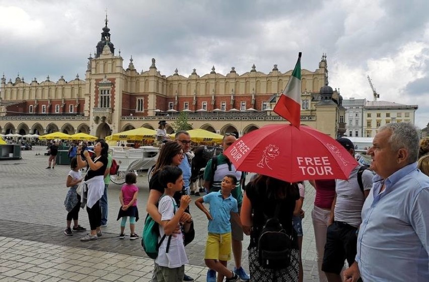 Ponad 14 milionów turystów odwiedziło Kraków. Goście zostają pod Wawelem coraz dłużej