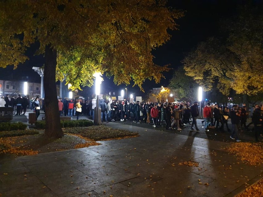 Protest kobiet w Łasku. Kolejny spacer mieszkańców (28.10.2020)