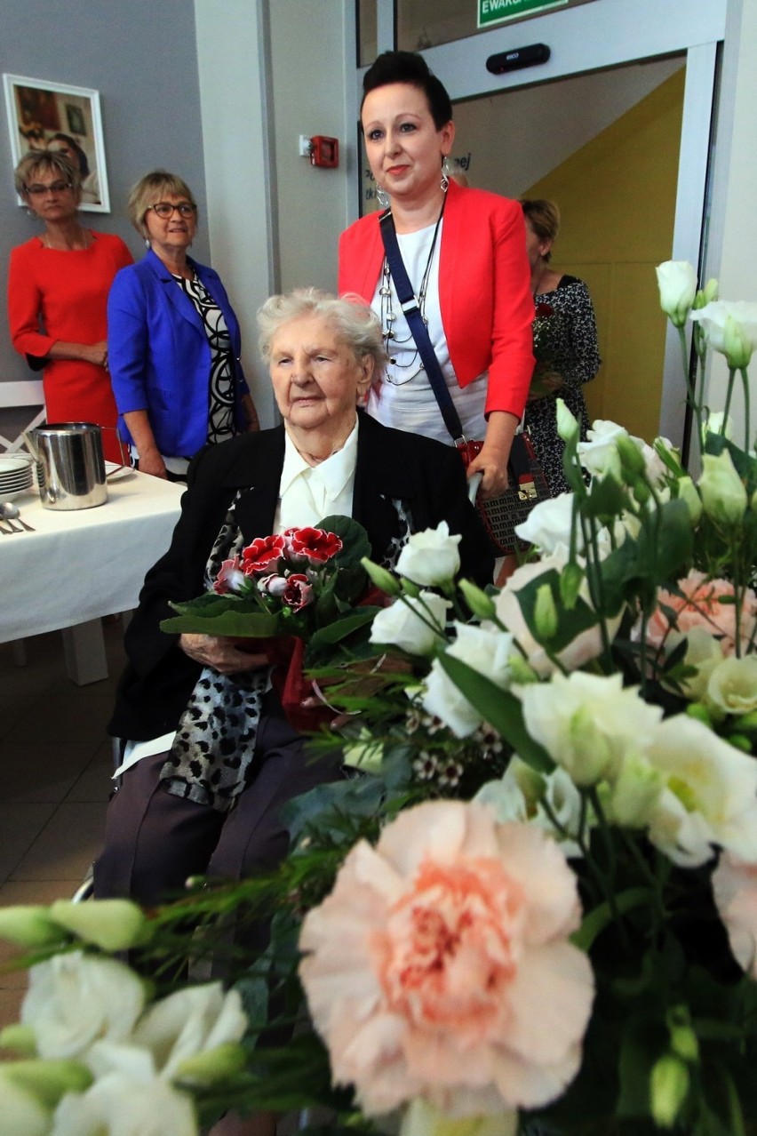Teodora Kołodyńska z Lublina świętowała setne urodziny. Był tort, kwiaty i życzenia (ZDJĘCIA)