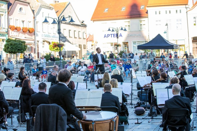 W czwartkowy wieczór na rynku w Darłowie wystąpiła Orkiestra Filharmonii Koszalińskiej.