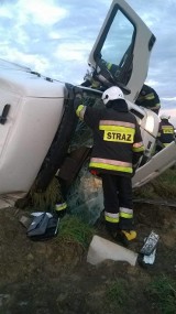 Wypadek w miejscowości Rgielew. Przewrócona ciężarówka blokowała drogę [ZDJĘCIA]
