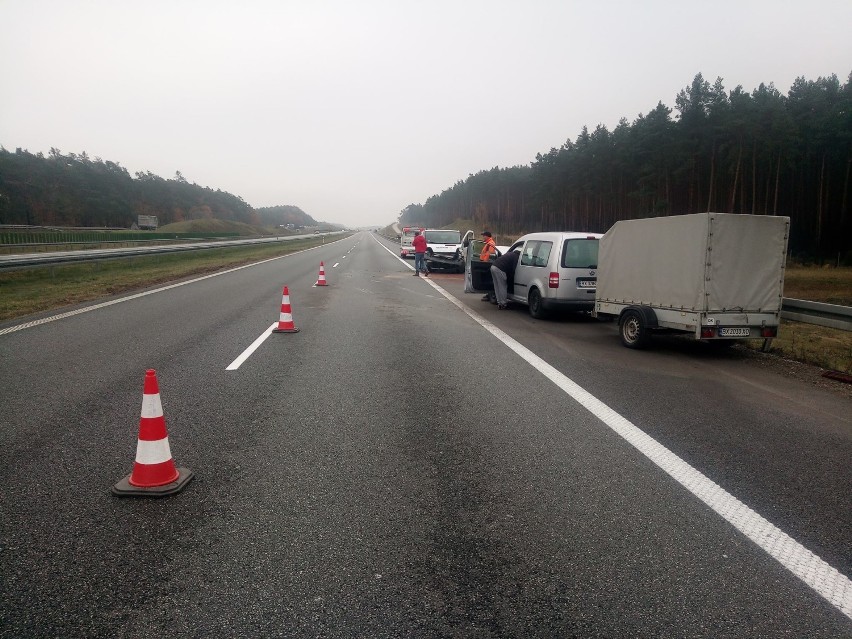 Groźny wypadek na autostradzie pod Aleksandrowem Kujawskim. Auto wywróciło się na bok, drugie uderzyło w bariery [zdjęcia]