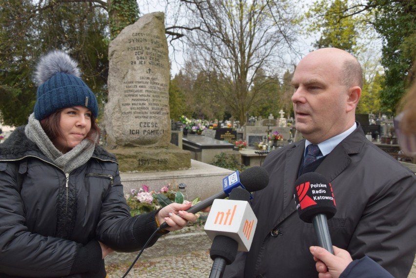 Częstochowa: Uroczystości z okazji rocznicy katastrofy smoleńskiej na Cmentarzu Kule z udziałem wdowy po Januszu Kochanowiskim [ZDJĘCIA]
