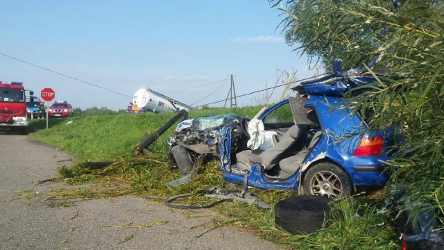 W Subkowach samochód osobowy nie miał szans w zderzeniu z ciężarówką.