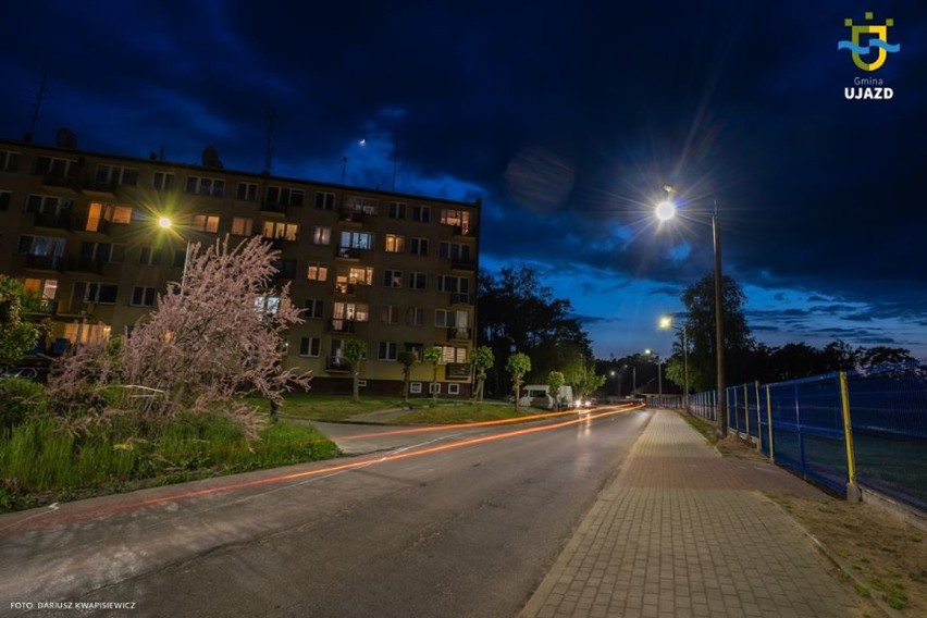 Inwestycje w gminie Ujazd. Gmina buduje świetlicę, wyremontuje kolejne drogi i budynek urzędu  [GALERIA ZDJĘĆ]