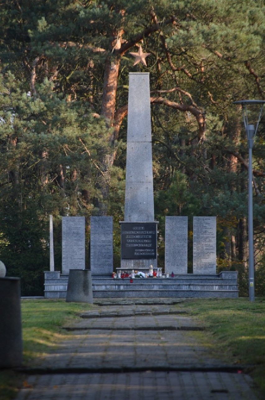 Na cmentarzu spoczywają żołnierze Armii Czerwonej. Powstał w...