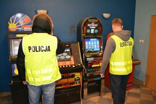 Policjanci zabezpieczyli 4 symulatory do gier i dwa urządzenia służące do prowadzenia gier hazardowych przez internet