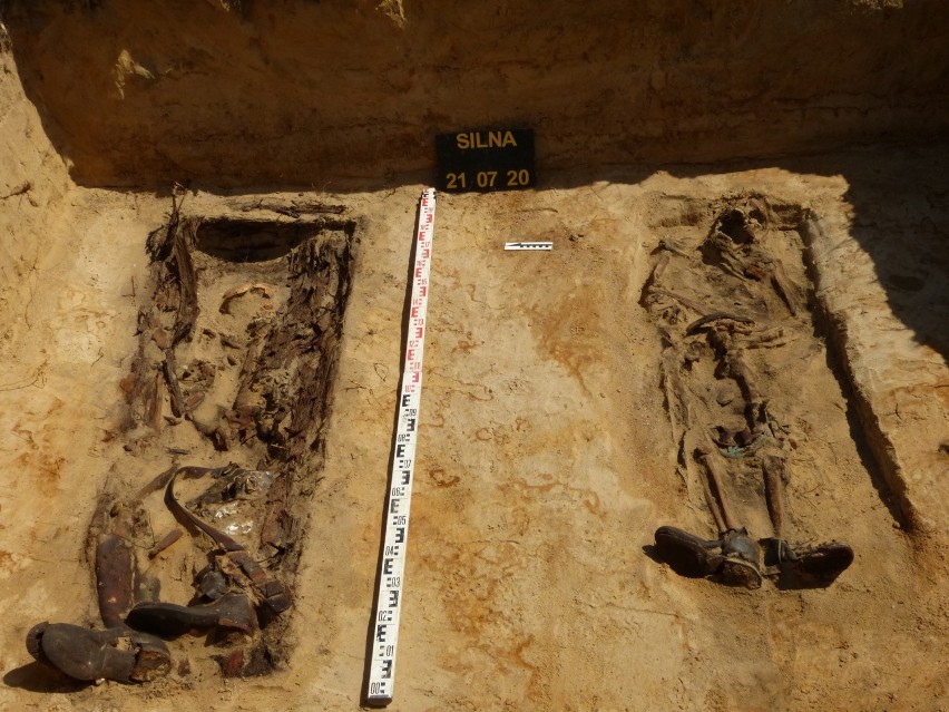 Z lewej szczątki R. Schrappa, z prawej A. Palucha