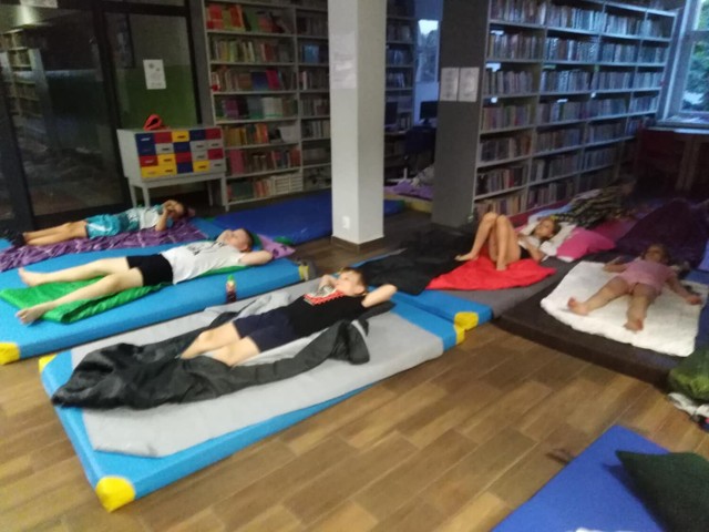 Tradycją stało się już wydarzenie "Nocowanie w bibliotece", organizowane w Wielgiem. To jedyna w roku noc, kiedy dzieci mogą spać w sąsiedztwie regałów z książkami.