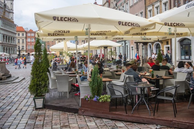 Restauratorzy od kilku miesięcy skarżą się, że weselnicy używający konfetti przed Urzędem Stanu Cywilnego zanieczyszczają płytę Starego Rynku oraz ich ogródki gastronomiczne.