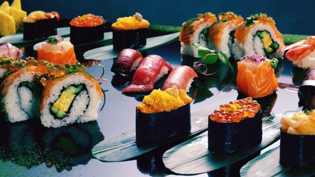 Gdzie można zjeść najsmaczniejsze sushi w Radomiu? Zapytaliśmy na naszym facebookowym profilu Echo Dnia Radomskie mieszkańców Radomia o to gdzie można w naszym mieście zjeść najlepsze sushi. Oto najlepsze, według internautów, restauracje oferujące sushi w Radomiu. Sushi, to potrawa japońska złożona z gotowanego ryżu zaprawionego octem ryżowym oraz z dodatków w postaci, przeważnie surowych: owoców morza, wodorostów nori, kawałków ryb, warzyw.
KLINIJ W ZDJĘCIE I ZOBACZ GDZIE W RADOMIU ZJEMY NAJLEPSZE SUSHI. Zobacz kolejne miejsca, posługując się klawiszami strzałek na klawiaturze lub myszką.